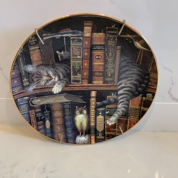 Charles Wysocki decorative cat plate featuring Frederick The Literate. 8" across - Picture 1 of 2